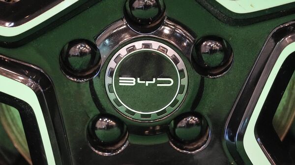 Las ruedas de un automóvil eléctrico del fabricante chino BYD  (imagen referencial)  - Sputnik Mundo