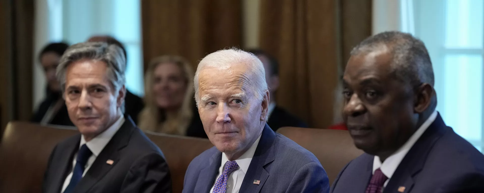 El secretario de Estado, Antony Blinken, el presidente de EEUU, Joe Biden, y el secretario de Defensa, Lloyd Austin, asisten a una reunión del gabinete en la Sala del Gabinete de la Casa Blanca en Washington, el 2 de octubre de 2023  - Sputnik Mundo, 1920, 29.05.2024