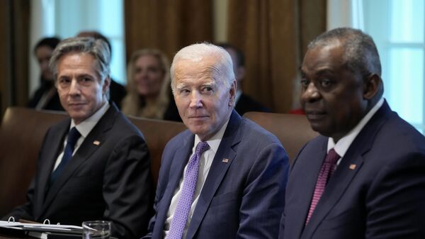 El secretario de Estado, Antony Blinken, el presidente de EEUU, Joe Biden, y el secretario de Defensa, Lloyd Austin, asisten a una reunión del gabinete en la Sala del Gabinete de la Casa Blanca en Washington, el 2 de octubre de 2023  - Sputnik Mundo