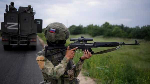 Un militar de las Fuerzas Armadas rusas en el sector sur de la operación militar especial en Ucrania  - Sputnik Mundo