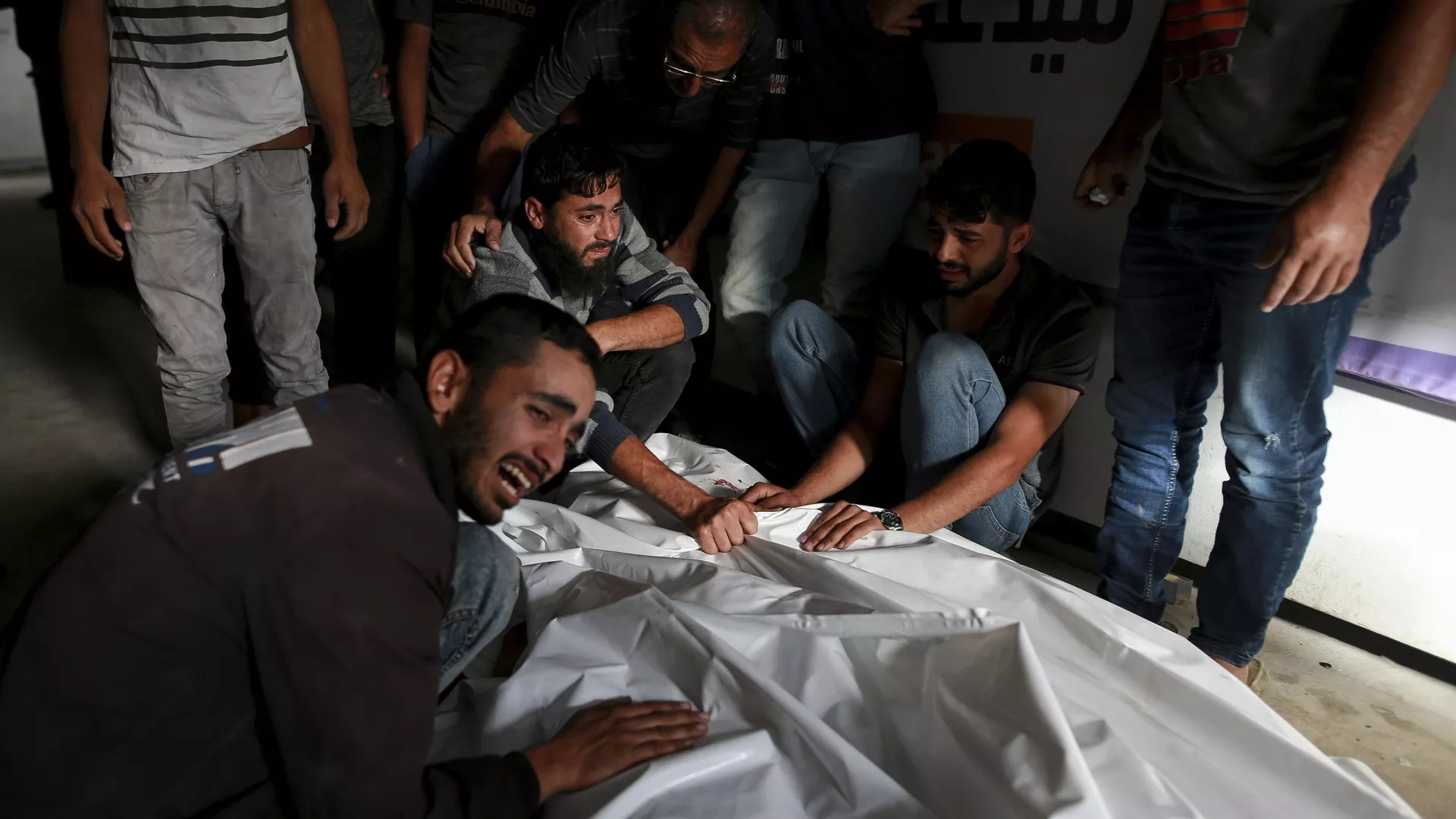 Palestinos lloran sobre los cuerpos de familiares muertos en un ataque aéreo israelí, en una morgue en Rafah, Franja de Gaza, el 27 de mayo de 2024. - Sputnik Mundo, 1920, 29.05.2024