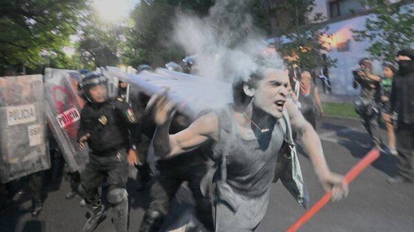 La manifestación frente a la Embajada de Israel en Ciudad de México se convirtió en un enfrentamiento entre manifestantes y policías con piedras y cócteles molotov. - Sputnik Mundo