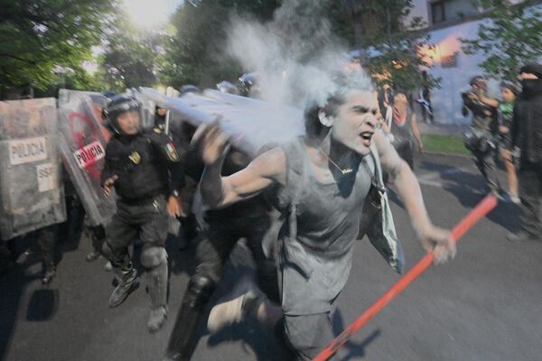 Manifestantes chocan con la policía durante una concentración pro-Palestina, celebrada frente a la Embajada israelí en Ciudad de México el 28 de mayo de 2024. - Sputnik Mundo