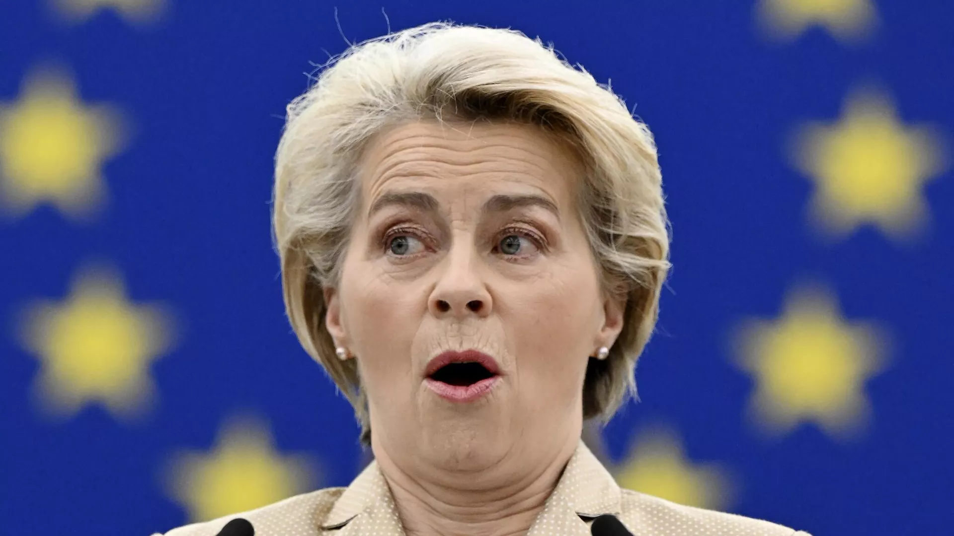 Ursula von der Leyen, presidenta de la Comisión Europea, habla durante un debate en el Parlamento Europeo en Estrasburgo, este de Francia, el 15 de febrero de 2023 - Sputnik Mundo, 1920, 29.05.2024