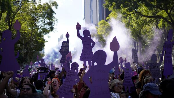 Mujeres marchan rumbo al Zócalo de la Ciudad de México (archivo) - Sputnik Mundo