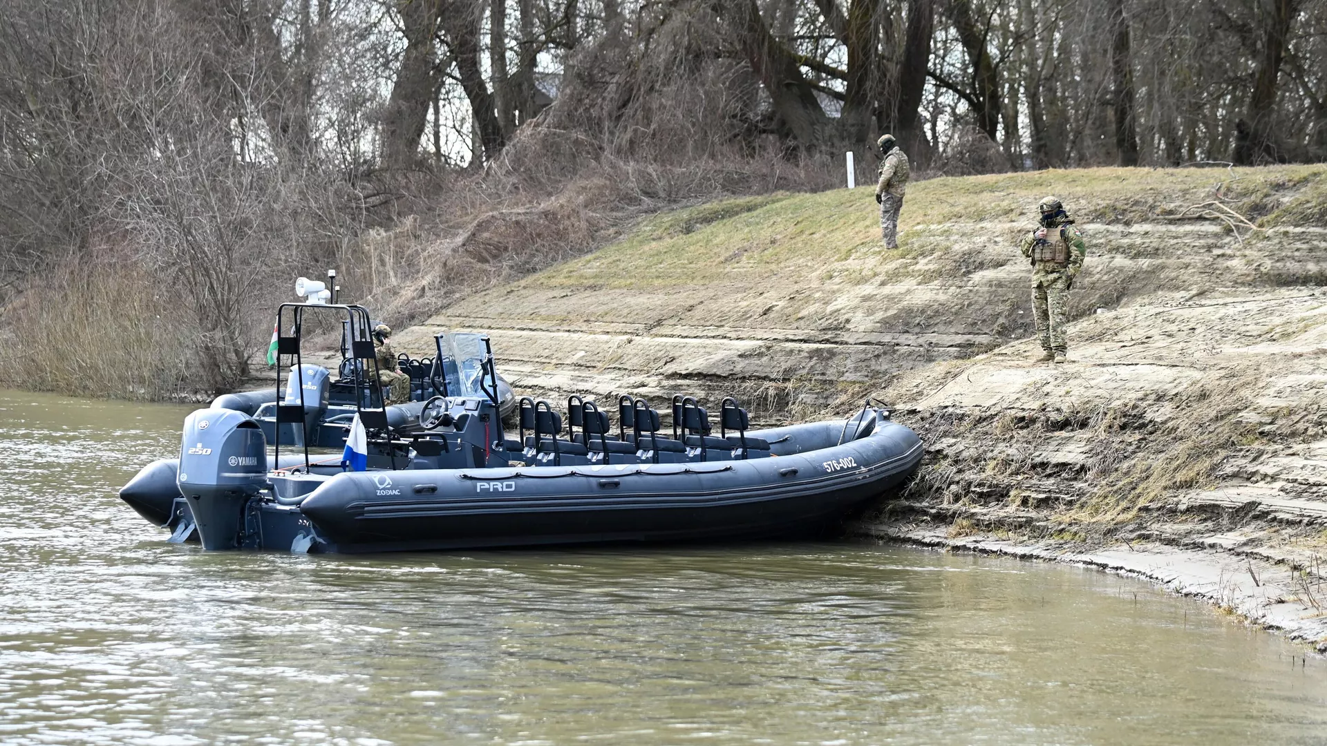 Soldados húngaros patrullan las orillas del segundo río más grande de Hungría, el río Tisza, cerca de la frontera entre Hungría y Ucrania. - Sputnik Mundo, 1920, 29.05.2024