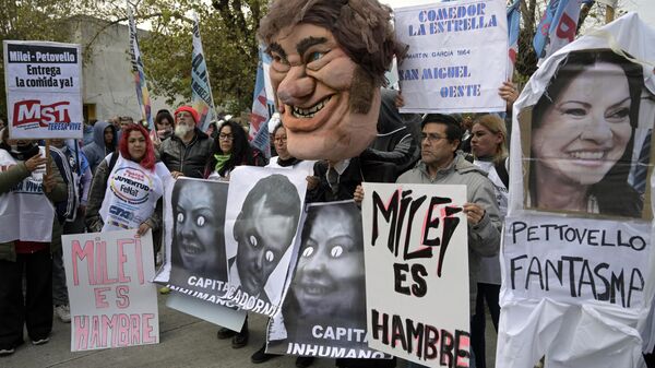 Protestas contra Javier Milei por la distribución de comida en Argentina  - Sputnik Mundo