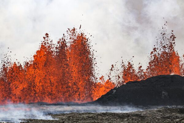 La última erupción más devastadora fue la del volcán Eyjafjallajokull en 2010, que arrojó enormes nubes de ceniza a la atmósfera y provocó un cierre masivo del espacio aéreo sobre Europa. - Sputnik Mundo