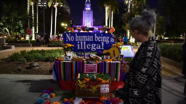 Una mujer ve un altar durante una celebración tradicional mexicana del Día de Muertos en el centro de Los Ángeles, California (Imagen referencial) - Sputnik Mundo