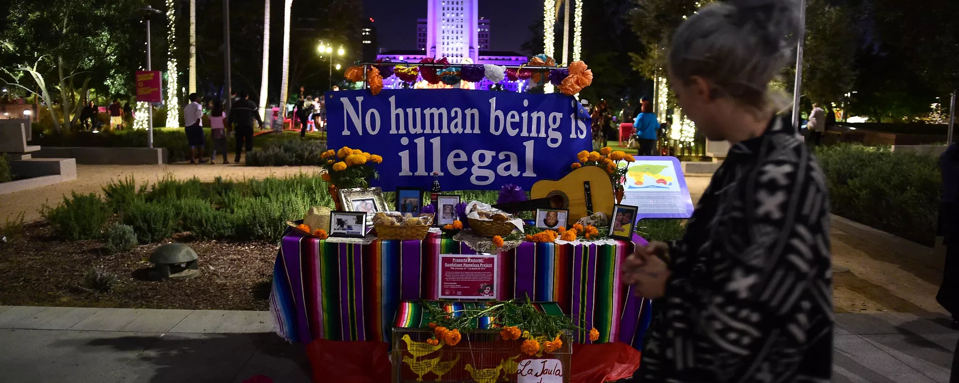 Una mujer ve un altar durante una celebración tradicional mexicana del Día de Muertos en el centro de Los Ángeles, California (Imagen referencial) - Sputnik Mundo, 1920, 30.05.2024