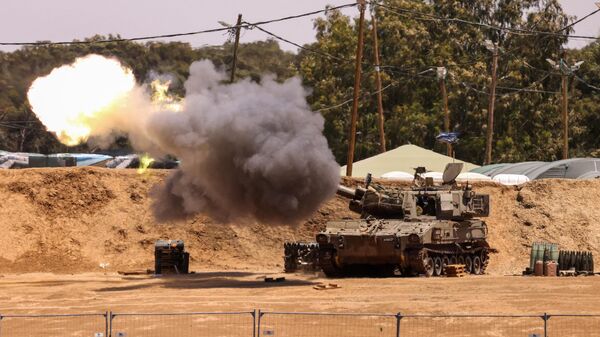 Una unidad de artillería móvil israelí dispara un proyectil desde una posición fronteriza en el sur de Israel hacia la Franja de Gaza el 13 de mayo de 2024.  - Sputnik Mundo