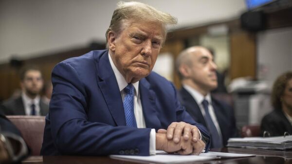 El expresidente Donald Trump se sienta en el Tribunal Penal de Manhattan, en Nueva York, el 20 de mayo de 2024.  - Sputnik Mundo