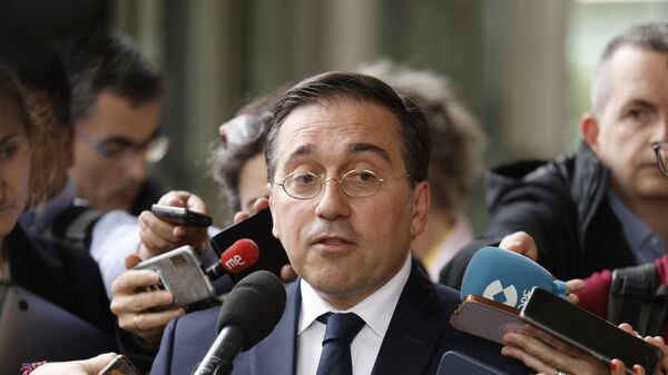 José Manuel Albares Bueno, ministro español de Asuntos Exteriores, habla con los medios de comunicación a las puertas de la sede de la UE en Bruselas, el 12 de abril de 2024   - Sputnik Mundo