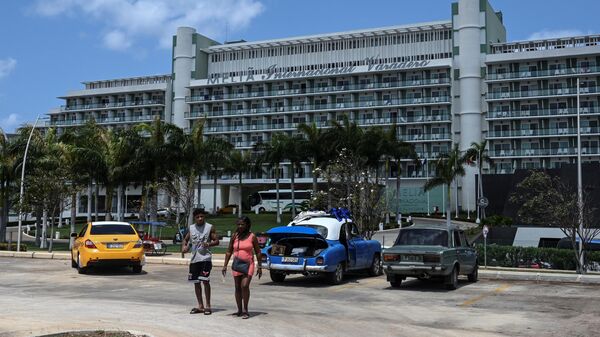 Cubanos caminan cerca del Hotel Internacional en Varadero, Matanzas (imagen referencial) - Sputnik Mundo