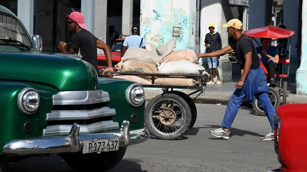 Dos hombres en La Habana, capital de Cuba, en marzo de 2024 (Imagen referencial) - Sputnik Mundo