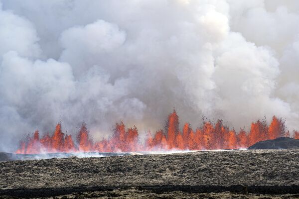 Un volcán arroja lava en Islandia. Es la quinta erupción desde diciembre y la más potente desde que el sistema volcánico entró en actividad hace tres años. - Sputnik Mundo