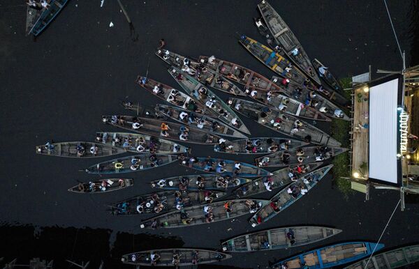 Espectadores ven una película desde barcos durante el Festival de Cine Flotante Muyuna, que muestra películas de países con bosques tropicales, en Perú. - Sputnik Mundo