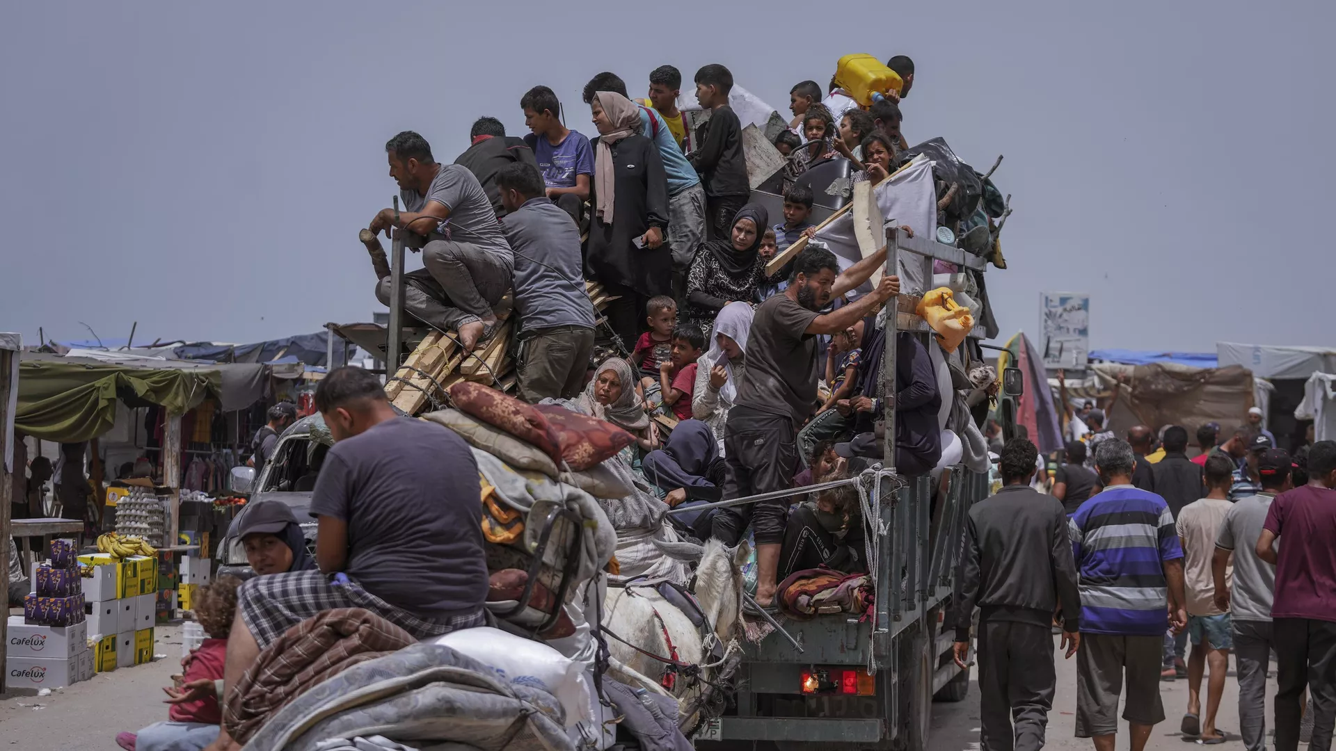 Palestinos huyen de la ciudad de Rafah, en el sur de la Franja de Gaza, durante una ofensiva terrestre y aérea israelí, el 28 de mayo de 2024 - Sputnik Mundo, 1920, 30.06.2024