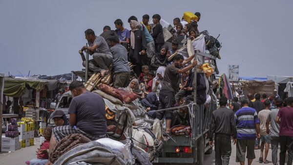 Palestinos huyen de la ciudad de Rafah, en el sur de la Franja de Gaza, durante una ofensiva terrestre y aérea israelí, el 28 de mayo de 2024 - Sputnik Mundo