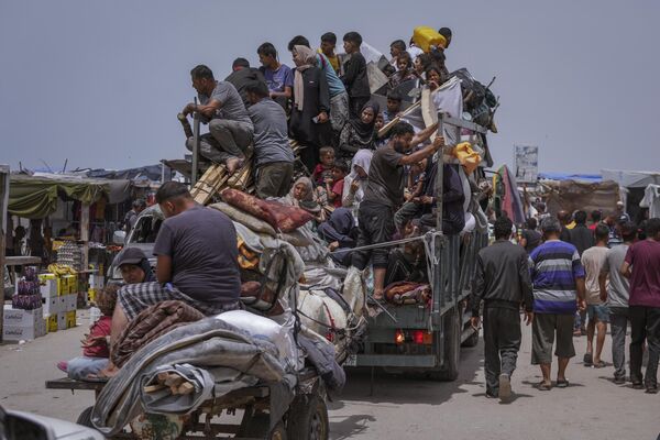 Palestinos huyen de la ciudad de Rafah, en el sur de Gaza, durante una ofensiva terrestre y aérea israelí en la ciudad. - Sputnik Mundo