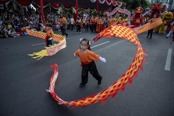 Jóvenes artistas participan en el desfile cultural Surabaya Vaganza en Surabaya, la segunda ciudad más grande de Indonesia.  - Sputnik Mundo