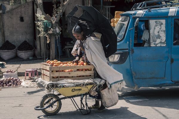 Una mujer vende tomates en un mercado de la ciudad de Mekele, Etiopía. - Sputnik Mundo