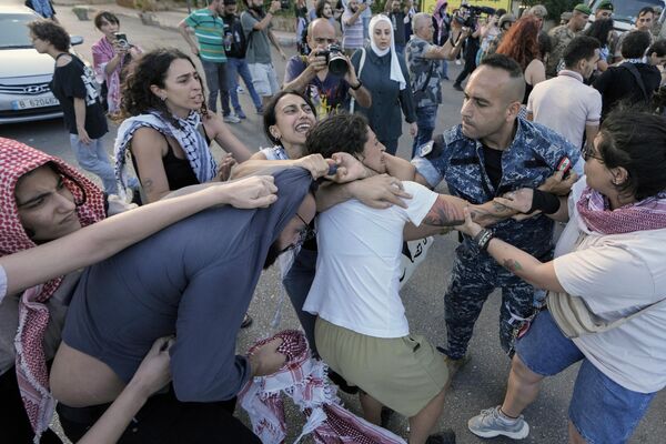 Manifestantes chocan con tropas y policías antidisturbios durante una manifestación cerca de la embajada egipcia en Beirut, Líbano. - Sputnik Mundo