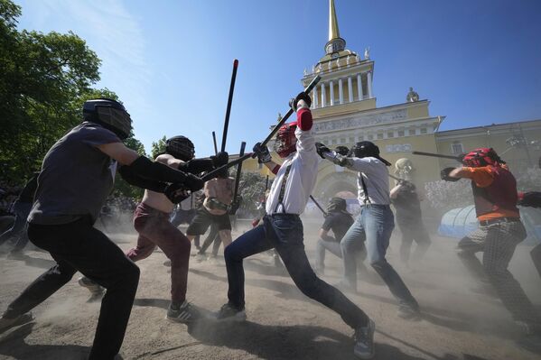 Miembros de un club irlandés de lucha con palos participan en un espectáculo de esgrima durante las celebraciones del 321.° aniversario de San Petersburgo, Rusia. - Sputnik Mundo