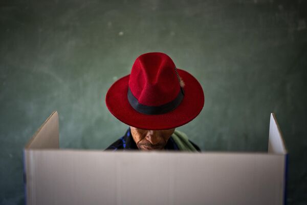 Un votante rellena su papeleta durante las elecciones generales en la ciudad de Nkandla, en Sudáfrica. - Sputnik Mundo