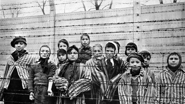 Niños prisioneros del  campo de concentración nazi de Auschwitz liberados por tropas del Ejército Rojo el 27 de enero de 1945 - Sputnik Mundo