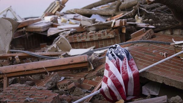 Bandera de EEUU sobre los escombros de un edificio (archivo) - Sputnik Mundo