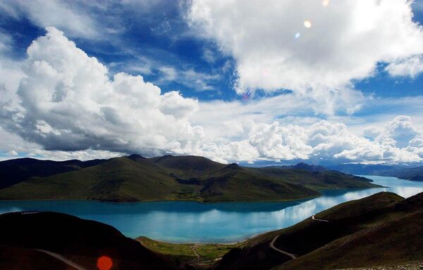 Un nuevo estudio, encabezado por el investigador Zhang Guoqing, reveló la expansión continua de los lagos en la meseta. Sus resultados ofrecen una orientación científica para la planificación del futuro desarrollo del área.En la foto: el lago Yamdrok-tso, desde la cima del monte Kamala, a unos 100 kilómetros de la ciudad de Lhasa, en el extremo occidental de China. El pintoresco lugar tiene vistas al lago Yamdrok-tso, que es muy popular entre los turistas aventureros. - Sputnik Mundo