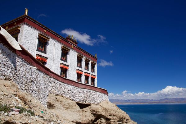 La meseta tibetana es conocida también como La torre de agua de Asia. En los últimos 50 años, los lagos han experimentado una expansión rápida, impulsada por una compleja interacción de factores, indica Zhang.En la foto: el monasterio de Gossul Gompa que se encuentra a orillas del lago Manasarovar. - Sputnik Mundo