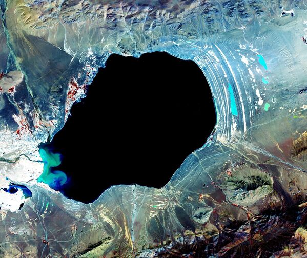 Los investigadores integraron los estudios de campo, las observaciones de teledetección y los modelos numéricos para evaluar los cambios futuros en la superficie lacustre, el nivel de agua y el volumen de agua en la meseta. En la foto: una imagen por satélite del lago salado Dagze Tso. Tiene una superficie de 260 km cuadrados. - Sputnik Mundo