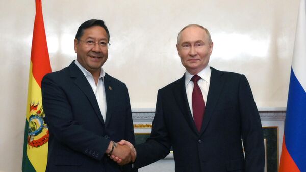 El presidente ruso, Vladímir Putin, se reúne con el mandatario boliviano, Luis Arce - Sputnik Mundo