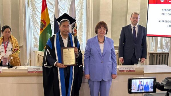 Luis Arce, presidente de Bolivia recibe Honoris Causa por la universidad de Vladímir Putin   - Sputnik Mundo