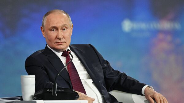  Vladímir Putin, presidente ruso, en una sesión plenaria del Foro Económico Internacional de San Petersburgo - Sputnik Mundo