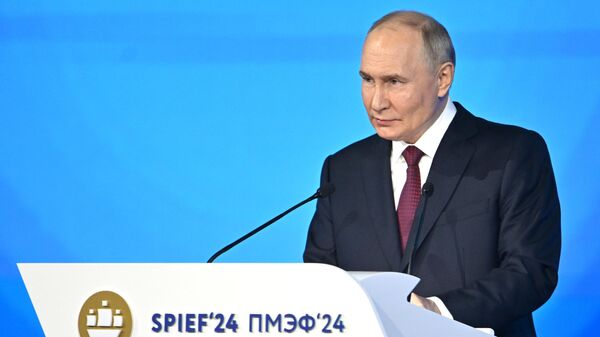 Vladímir Putin, presidente ruso, interviene en la sesión plenaria del Foro Económico Internacional de San Petersburgo  - Sputnik Mundo