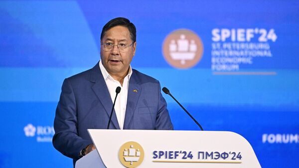 Luis Arce, presidente de Bolivia, interviene en una sesión plenaria del Foro Económico Internacional de San Petersburgo  - Sputnik Mundo