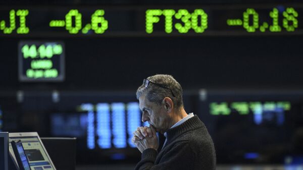 Operadores miran la pantalla en la Bolsa de Valores de Buenos Aires (imagen referencial) - Sputnik Mundo