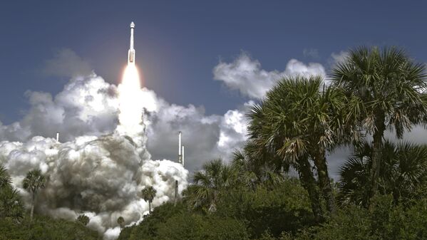 La cápsula Starliner de Boeing, sobre un cohete Atlas V, despega de la plataforma de lanzamiento del Complejo de Lanzamiento Espacial 41, Florida, EEUU.  - Sputnik Mundo