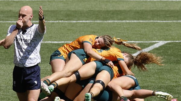 Las jugadoras de Australia celebran su victoria al final del partido de las semifinales femeninas de HSBC World Rugby Sevens entre Australia y Nueva Zelanda en el Estadio Metropolitano de Madrid, España. - Sputnik Mundo