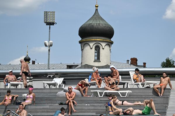 Veraneantes en la piscina Chaika, en Moscú, Rusia. - Sputnik Mundo