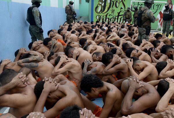 Militares reprimen a reclusos en el Centro de Detención Manabí N4, también conocido como Cárcel de El Rodeo, en Portoviejo, Ecuador. - Sputnik Mundo