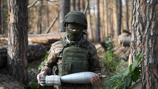 Un soldado ruso transporta un proyectil para unidades de mortero de 120 mm  - Sputnik Mundo