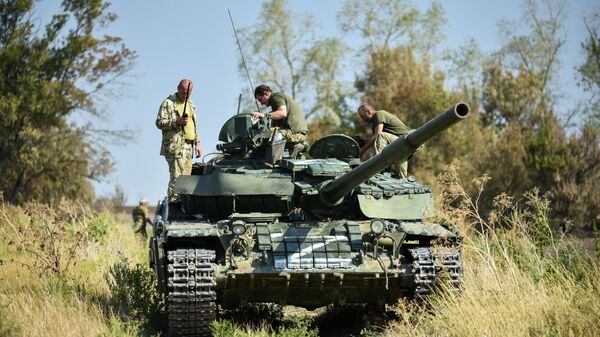 Un tanque T-72 y soldados rusos en la república popular de Donetsk - Sputnik Mundo