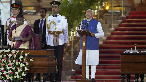 Narendra Modi, jura su cargo como primer ministro de la India ante la presidente, Droupadi Murmu, en el Rashtrapati Bhawan, en Nueva Delhi, India, el 9 de junio de 2024  - Sputnik Mundo