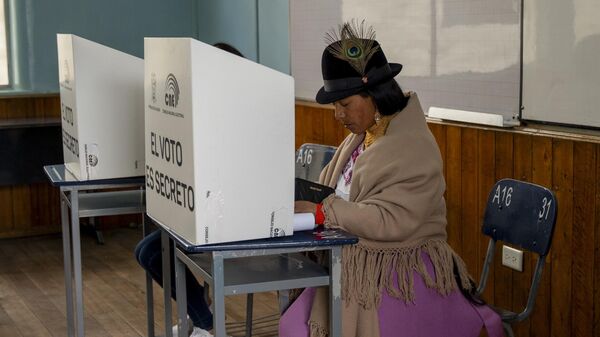 Una votante elige a su candidato en unas elecciones presidenciales en Quito, Ecuador, el domingo 20 de agosto de 2023  - Sputnik Mundo