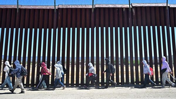 La migración irregular es un tema latente entre México y Estados Unidos. - Sputnik Mundo