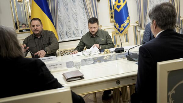 Andríy Yermak, jefe de la oficina del presidente ucraniano, y Volodímir Zelenski - Sputnik Mundo